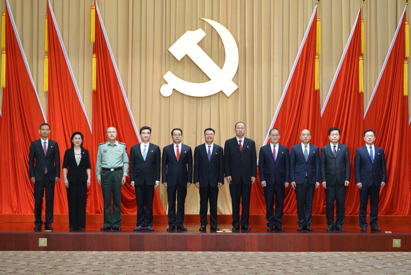 信陽市委常委名單最新揭曉，小巷中的獨特風味等你來探索之旅